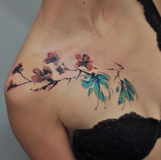 Tatuagem feminina no Ombro