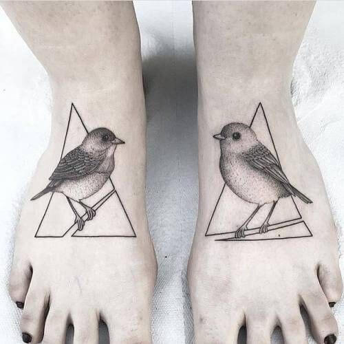 tatuagem com pontilhismo no pé