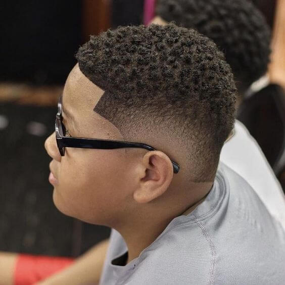 Corte de cabelo infantil masculino com risquinho