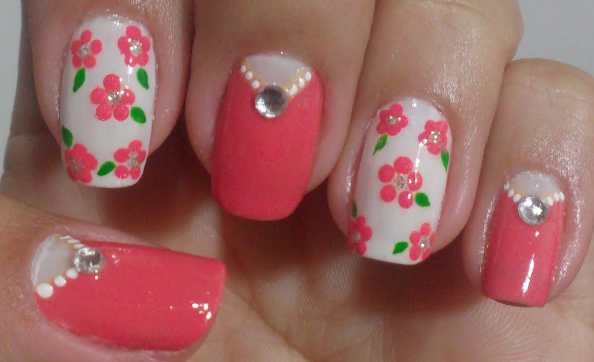 Unha decorada com flor e strass