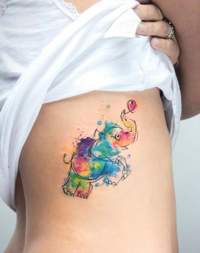 Tatuagem feminina na costela aquarela