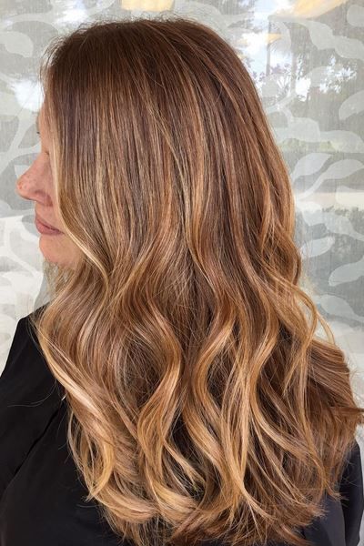 Cabelo longo com luzes strawberry blond