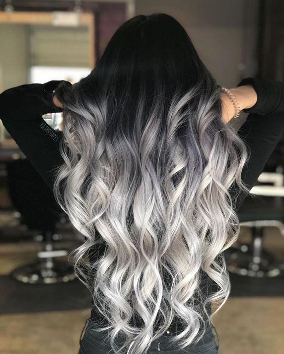 Cabelos longos com luzes platinadas