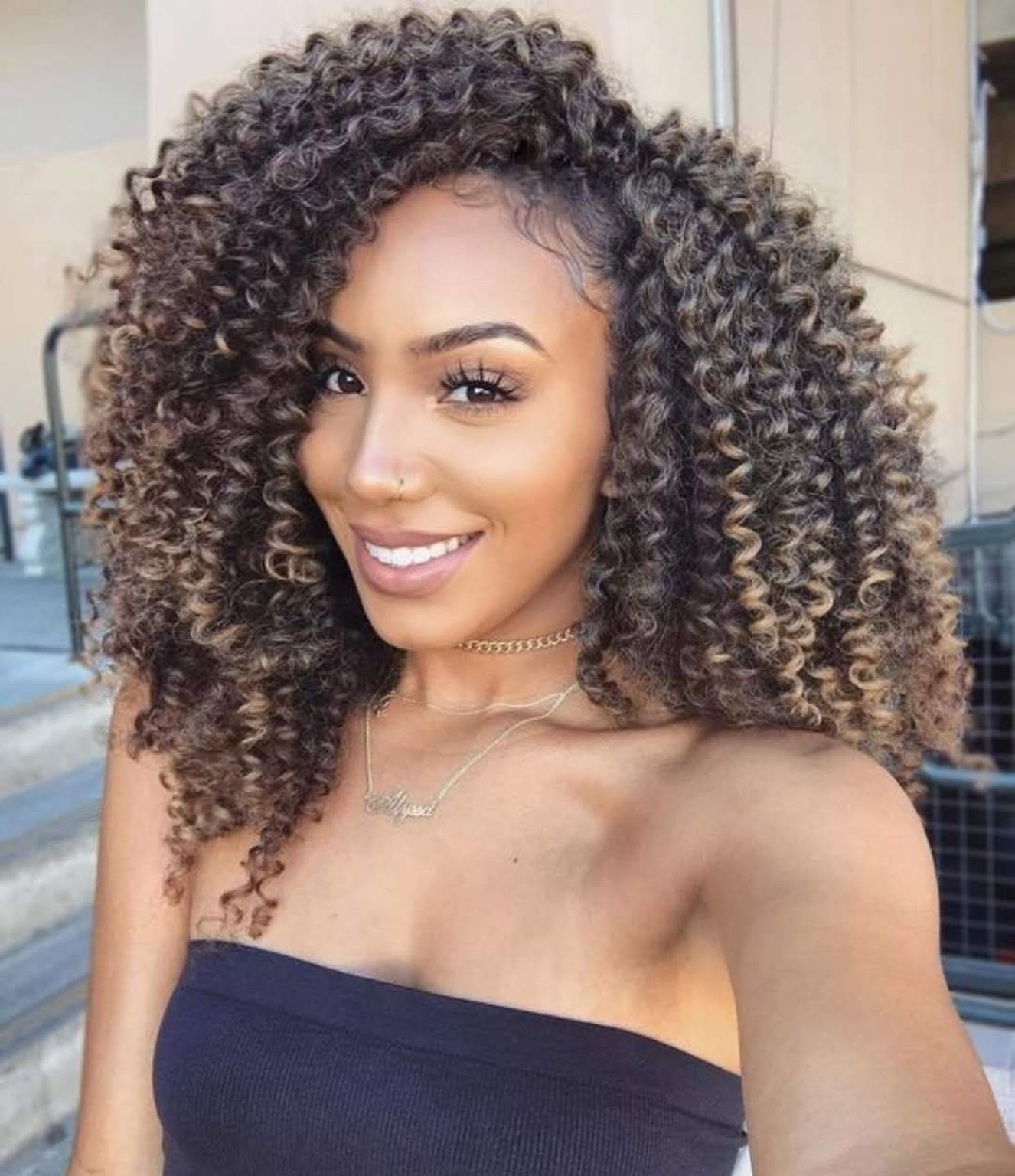 cabelo cacheado com luzes mel
