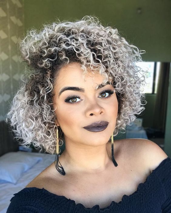 cabelo cacheado com luzes platinadas