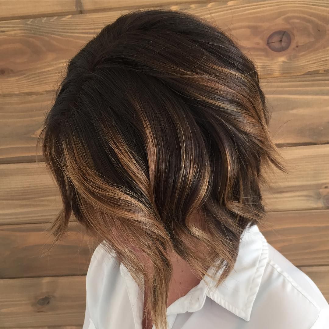 cabelo curto com luzes mel