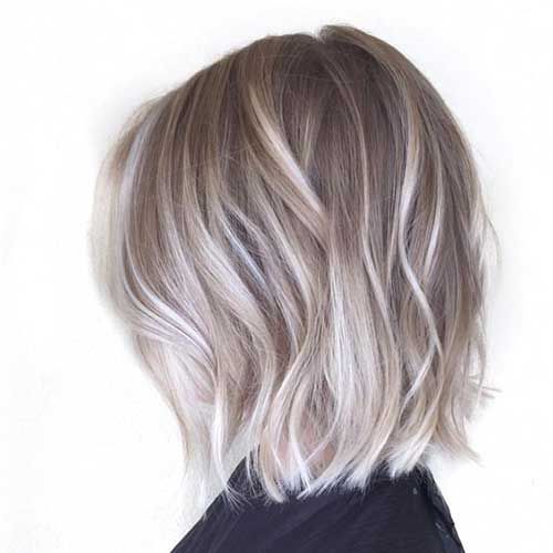 cabelo curto loiro com luzes