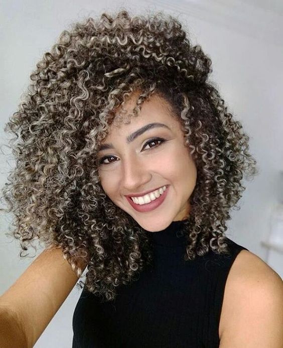 cabelos cacheados com luzes