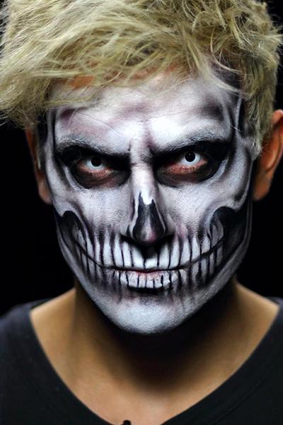 homem com maquiagem de caveira