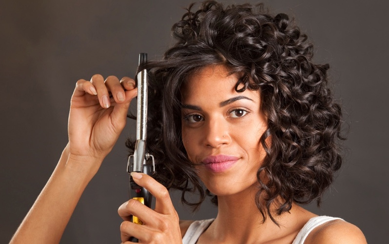 mulher usando babyliss
