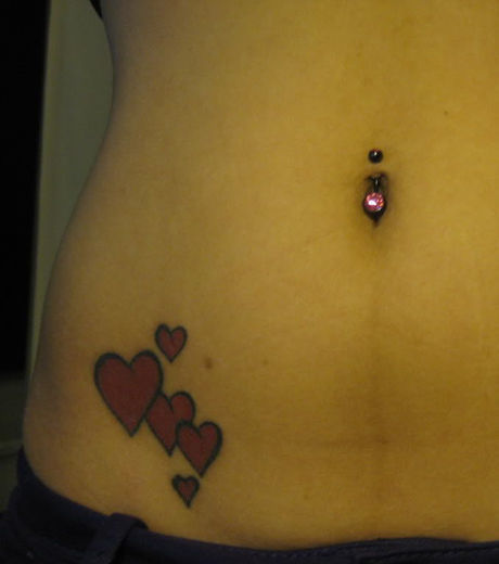 tatuagem de coração na barriga