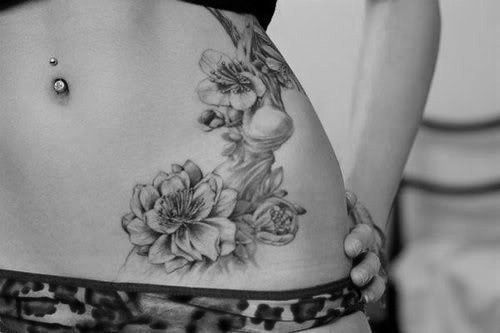 tatuagem de flor de lótus na barriga