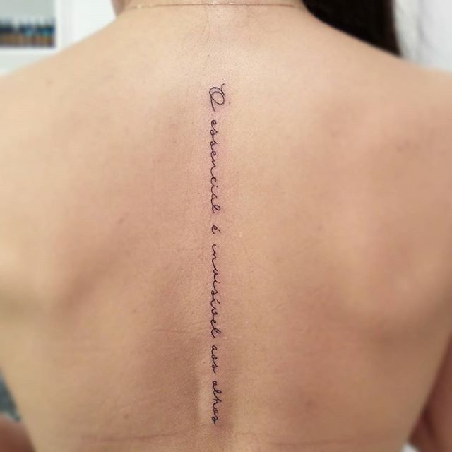 tatuagem de frase nas costas em mulheres