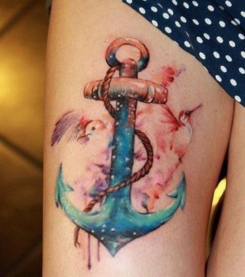 tatuagem feminina de âncora na coxa