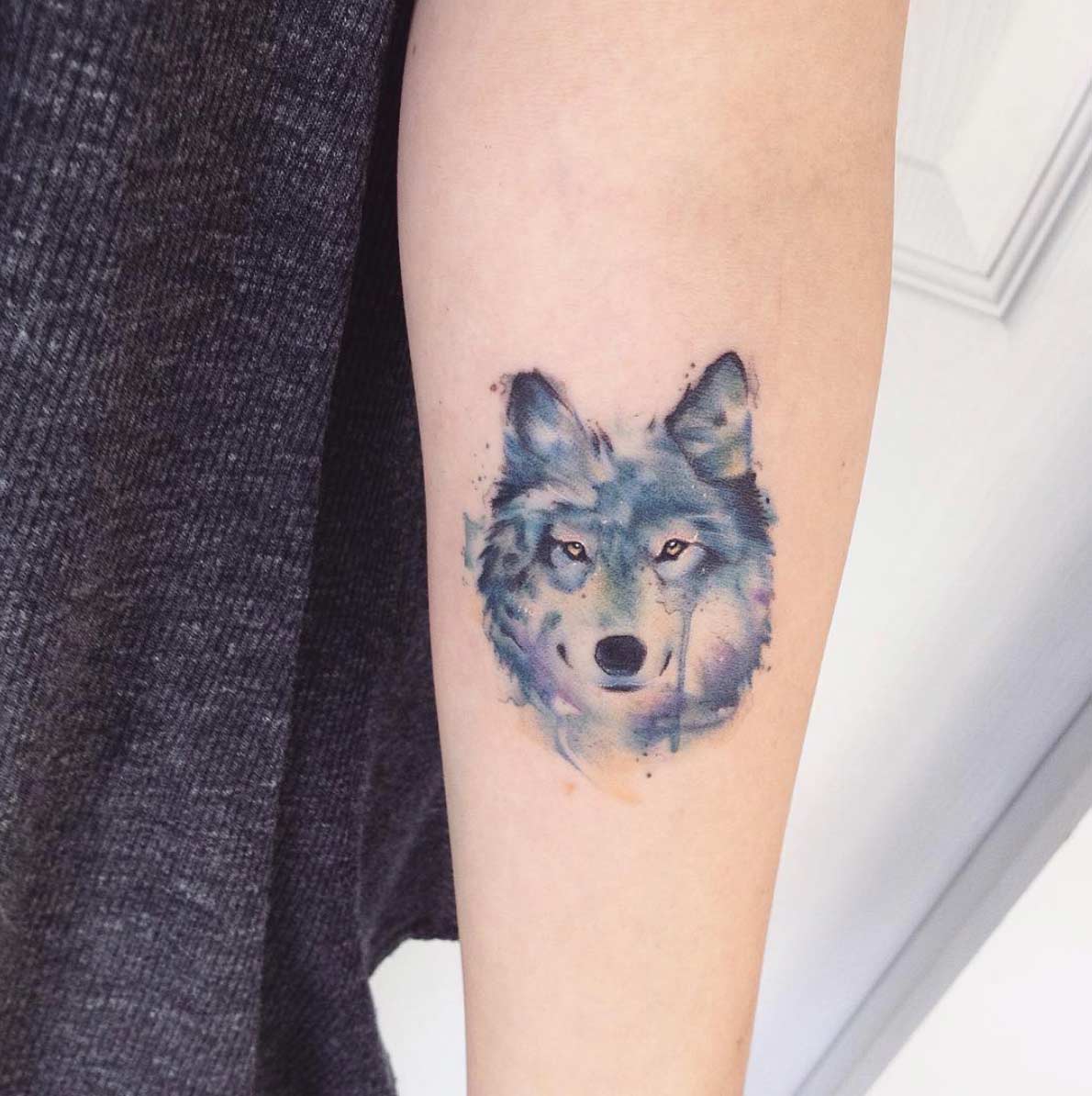 tatuagem feminina delicada de lobo 2021