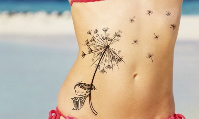 tatuagem feminina na barriga de dente de leão