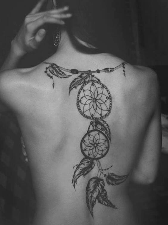 tatuagem feminina nas costas