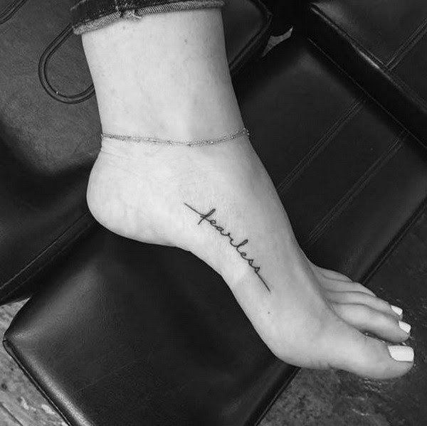 tatuagem feminina no pé com frases ou palavras