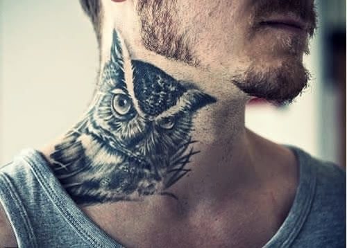 Homem com tatuagem de coruja no pescoço Homem com tatuagem de coruja no pescoço