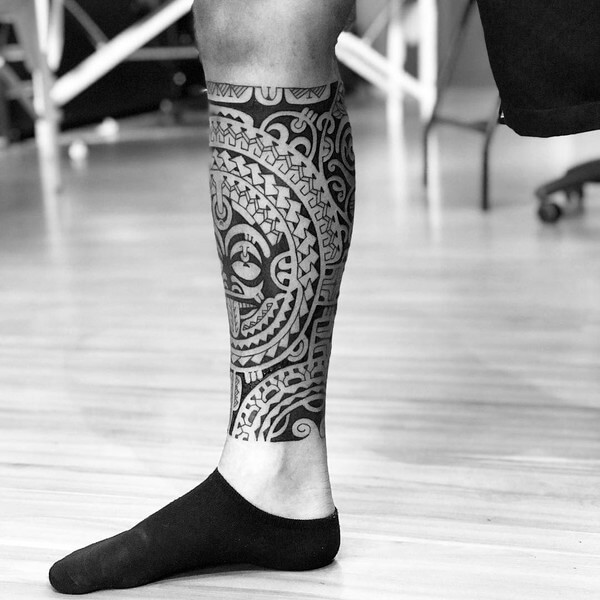 Tatuagem tribal na perna masculina
