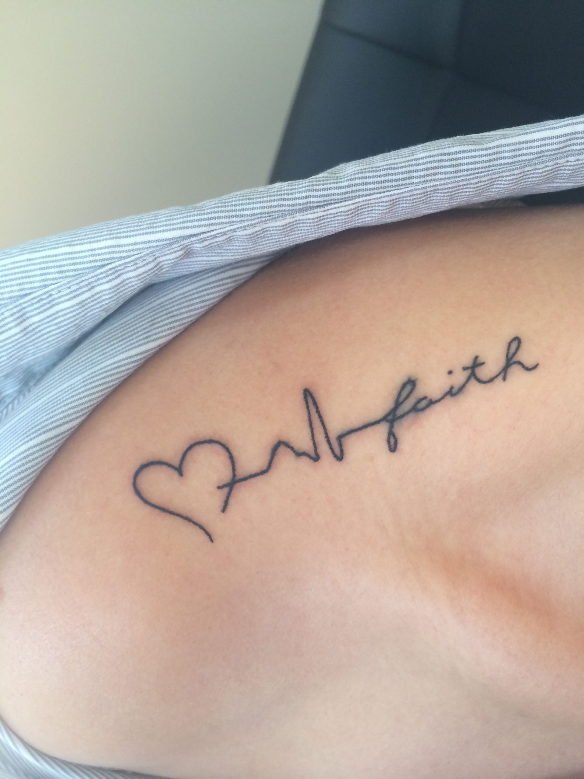 tatuagem no ombro com frases 2021