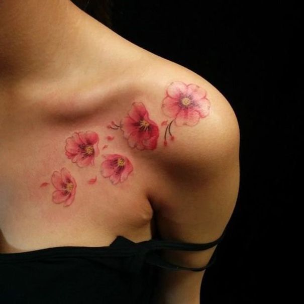 tatuagem no ombro flor de cerejeira 2021