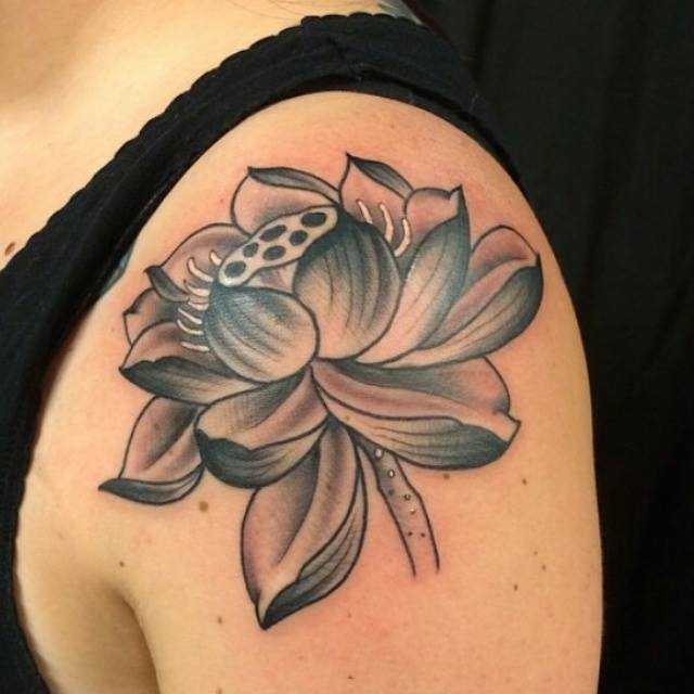 tatuagem no ombro lótus 2021