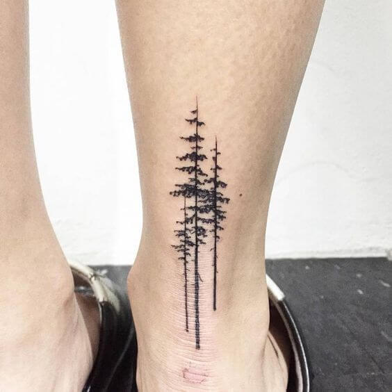 Tatuagem pequena na perna masculina