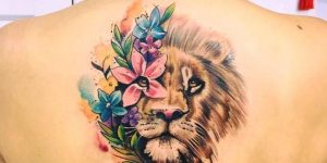 Tatuagem feminina de leão aquarela