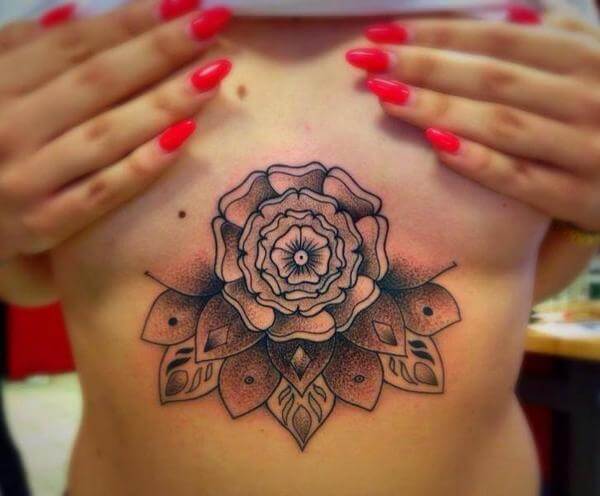 Tatuagem feminina de flor de lótus na barriga Tatuagem feminina de flor de lótus na barriga