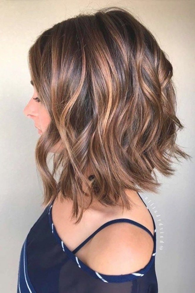 luzes caramelo em cabelo curto
