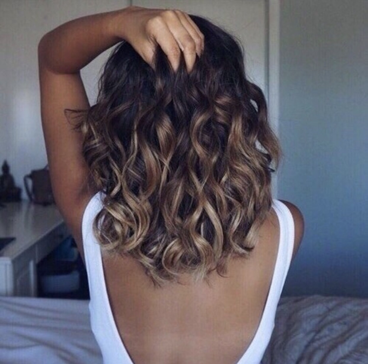 luzes caramelo em cabelo médio