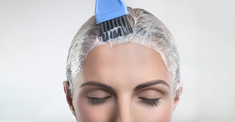 mulher com cabelo sendo pintado
