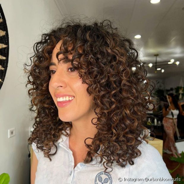 cabelo ondulado castanho claro