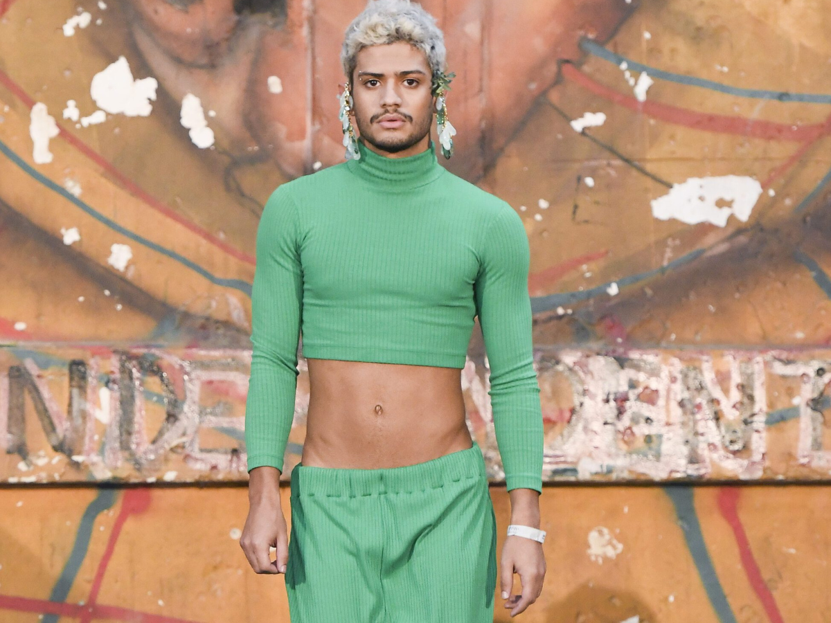 Ideias de looks com pecas verdes isaac-silva spfw. Foto mostra o ator Gabriel Santana de cropped verde.