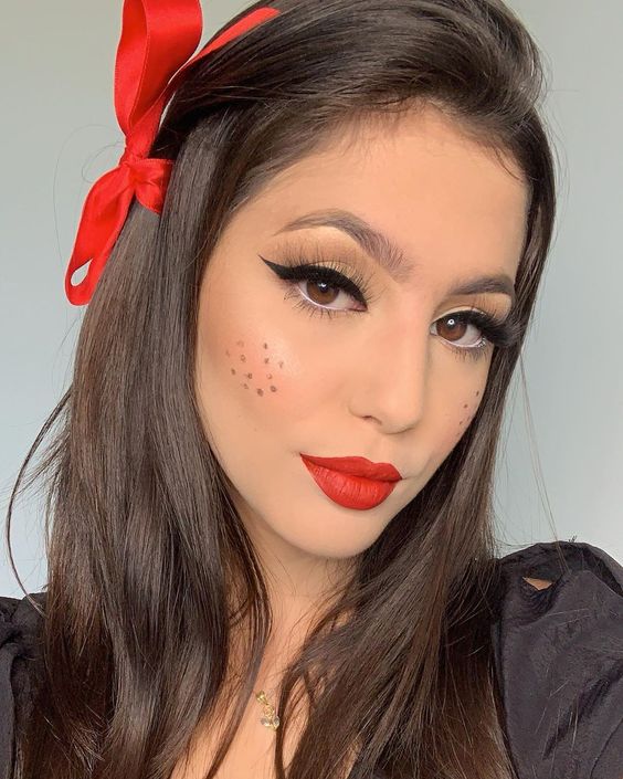 delineado e batom vermelho