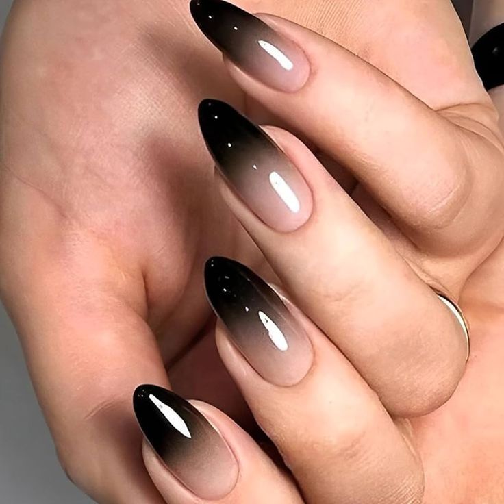 Unhas esfumadas em preto e nude