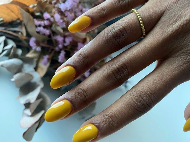 Unhas amarelas -marca desconhecida (Pinterest)