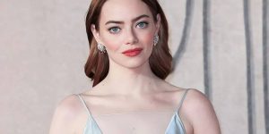 Emma Stone rouba cena em tapete vermelho com glamuroso vestido de alça prateado