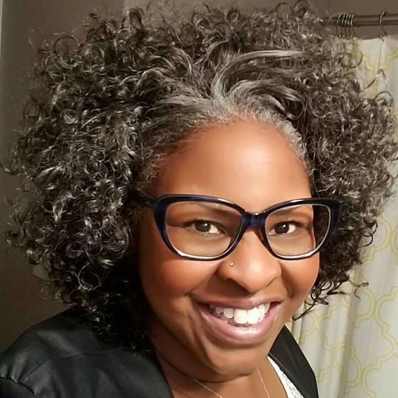 Mechas em espinha de peixe cabelo grisalho (Pinterest)