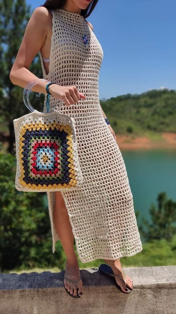 peças de crochê: saída de praia de cor cru.