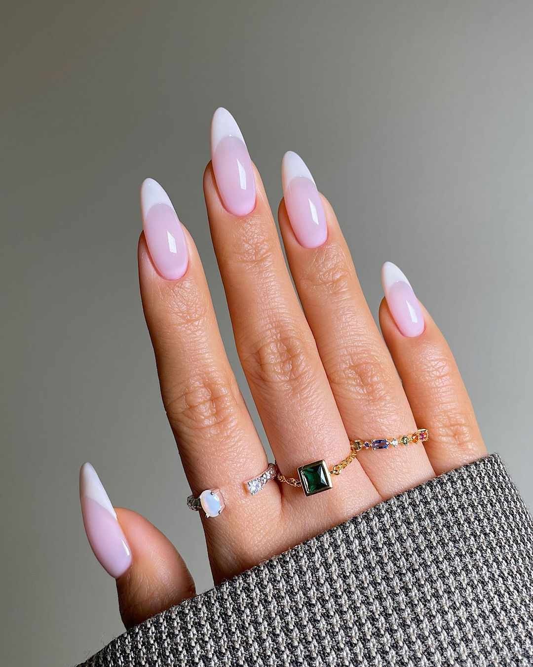 unhas amendoadas alongadas com francesinha moderna