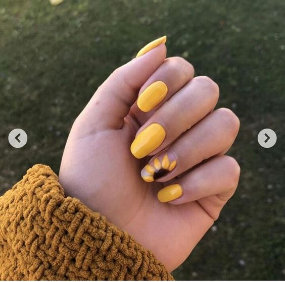 unhas amarelas com girassóis