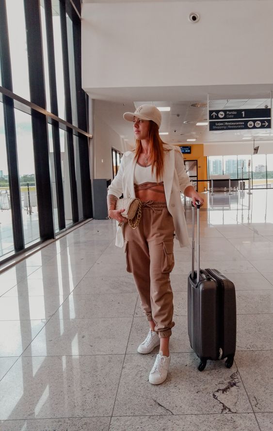 Calça de moletom com blazer e tênis - moda streetwear