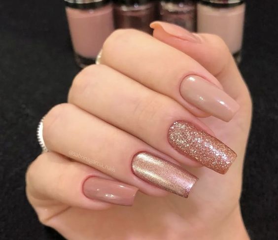 unhas para formatura nude com brilho