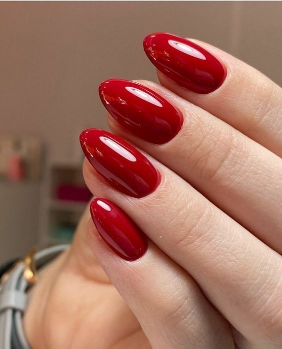 Design de unhas vermelhas simples em gel