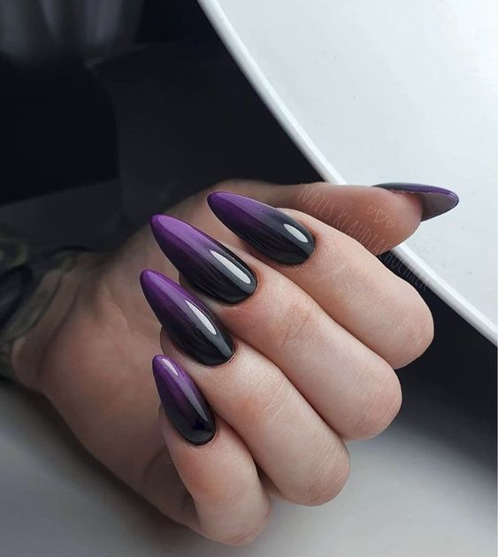Unha degradê roxa com preto (Pinterest)