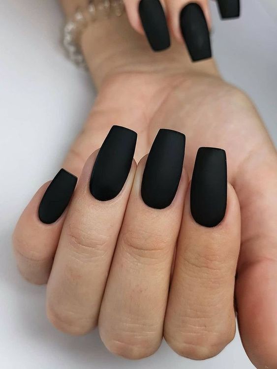 Unha preta fosca