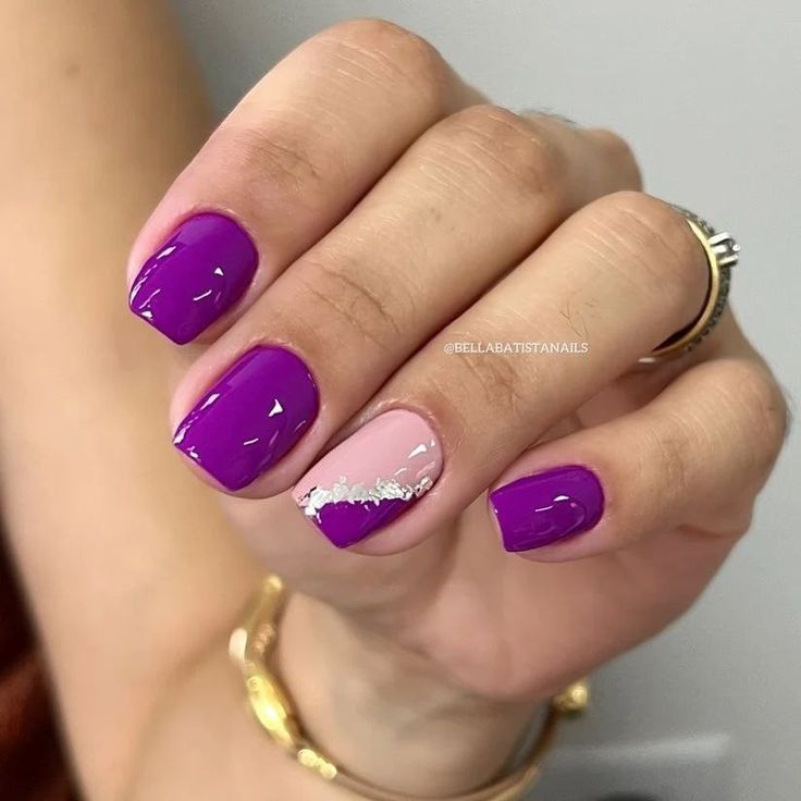 Unha roxa com filha única (Pinterest)