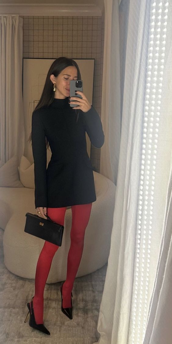 Vestido totalmente preto de manga longa